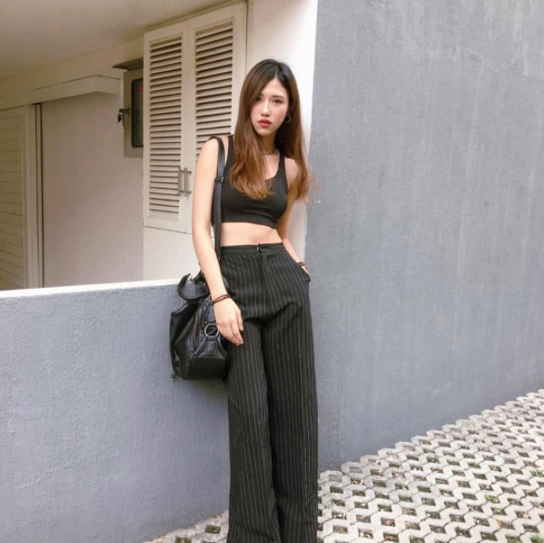 Trousers with wide, long pantlegs